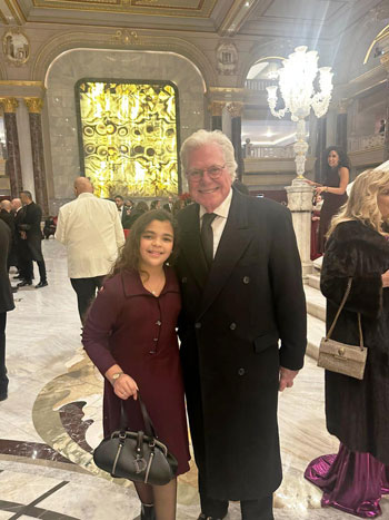 الطفلة نورين حازم مع حسين فهمى