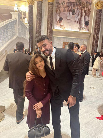 الطفلة نورين حازم مع أحمد العوضى