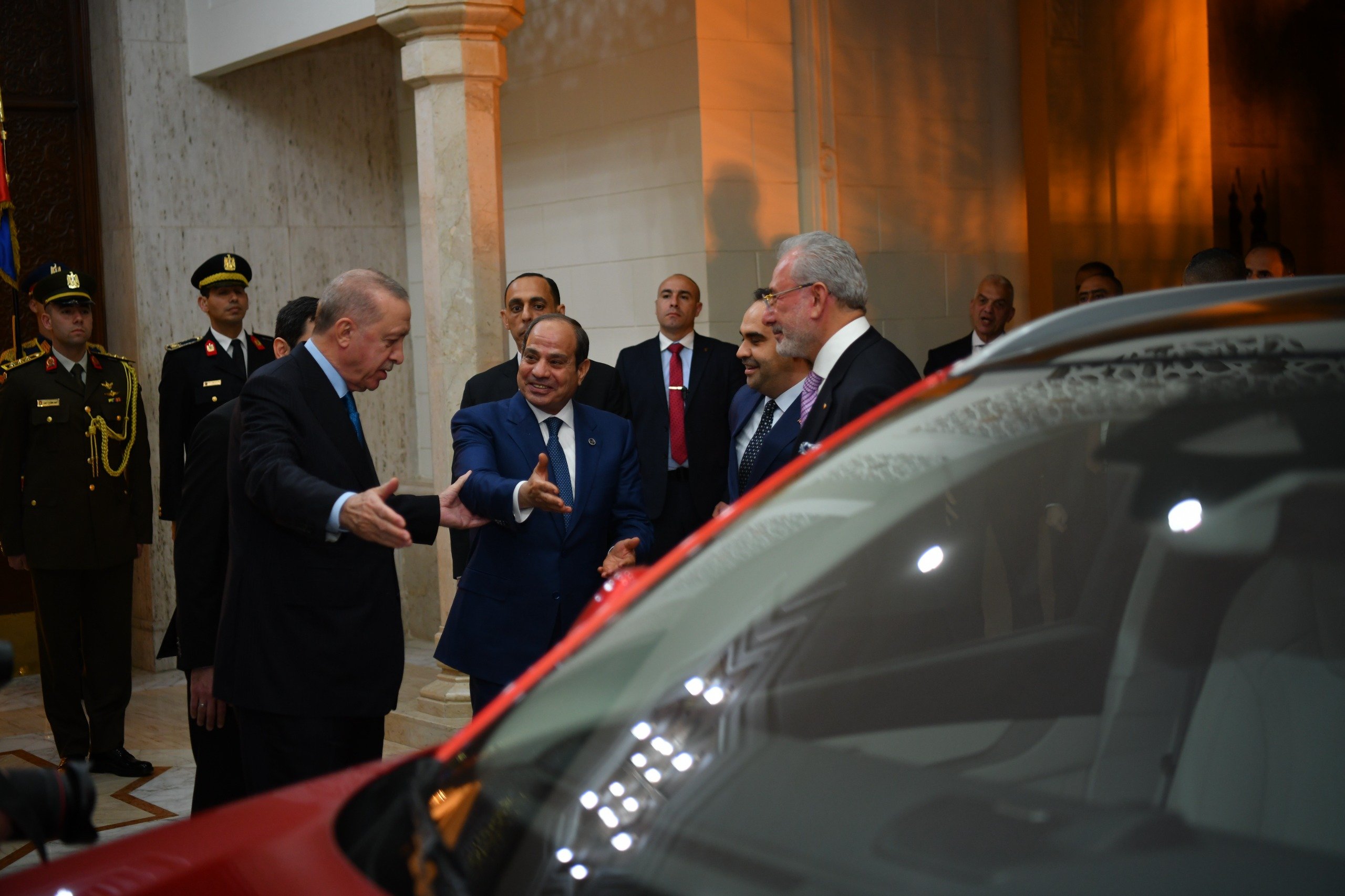 أردوغان يهدى السيسى سيارة كهربائية (1)