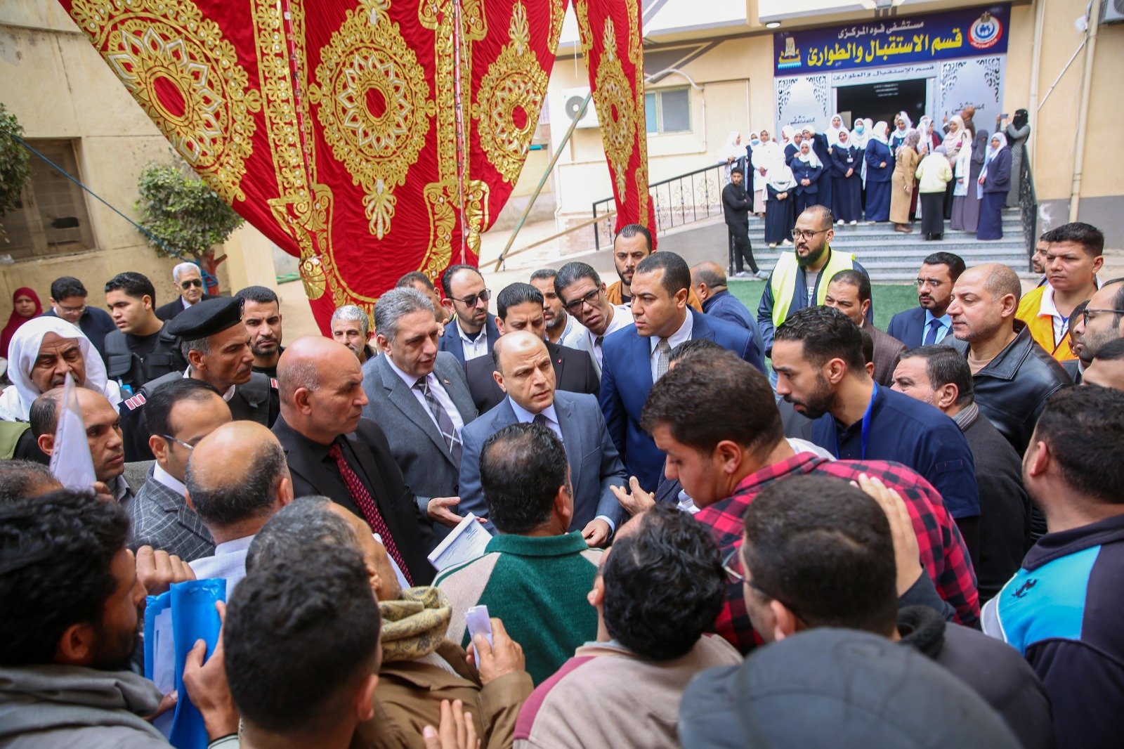 جانب من لقاء المحافظ بالمواطنين