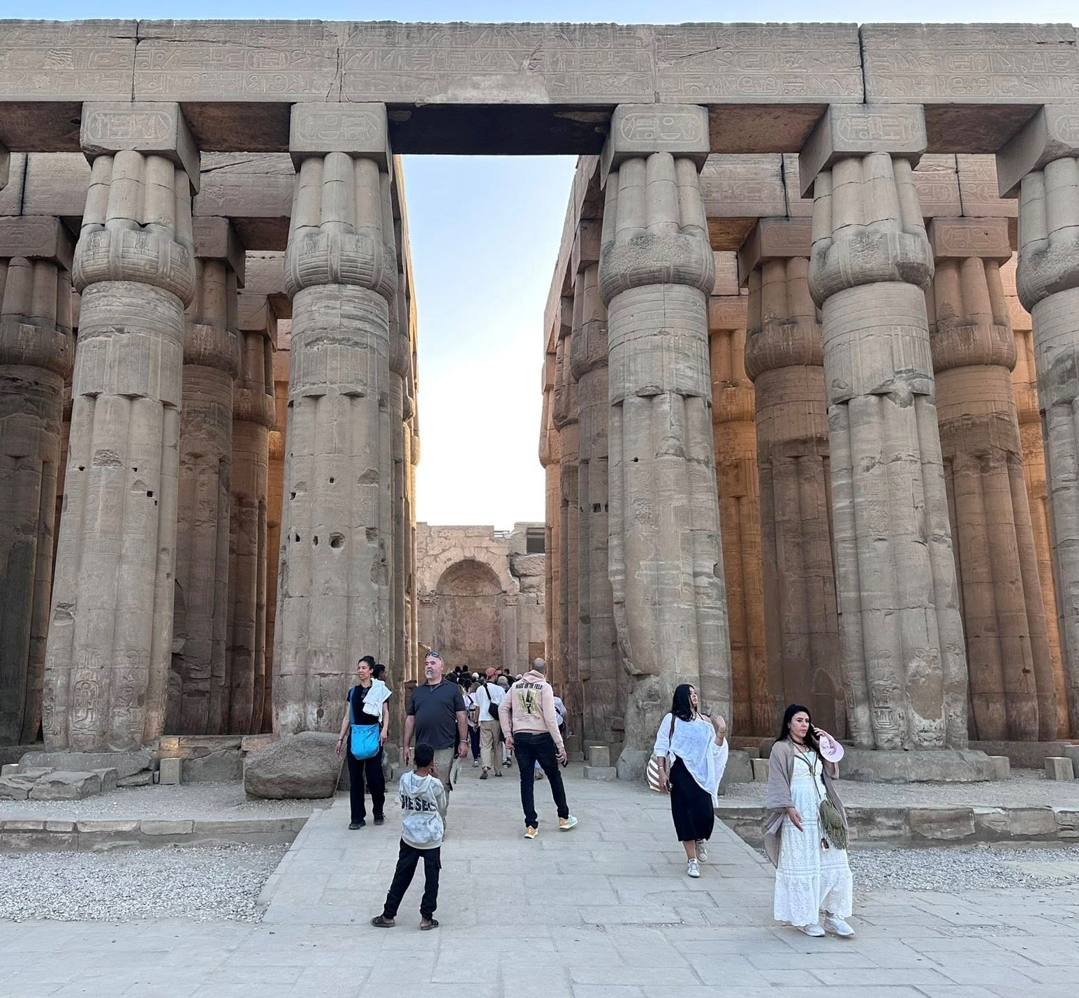 بهجة سياح العالم بين أعمدة وأروقة معبد الأقصر