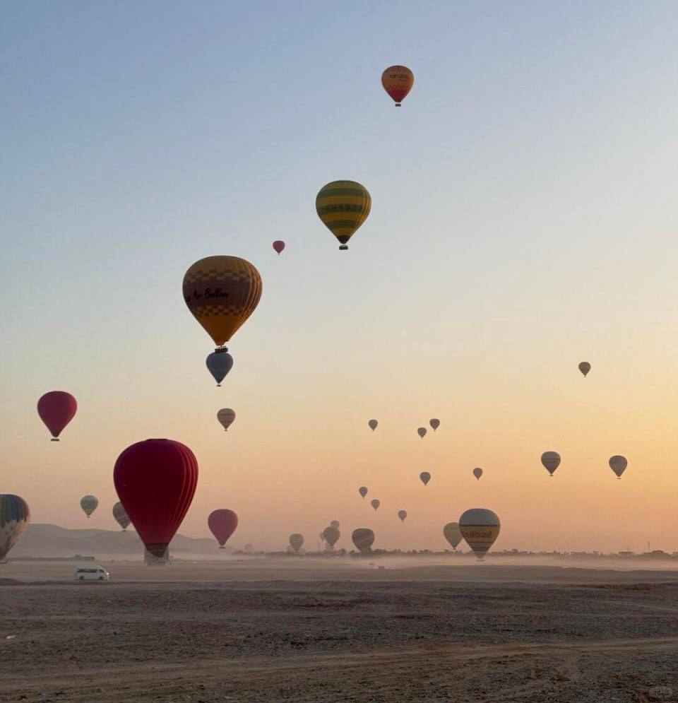 خروج رحلات البالون الطائر فى سماء غرب الأقصر