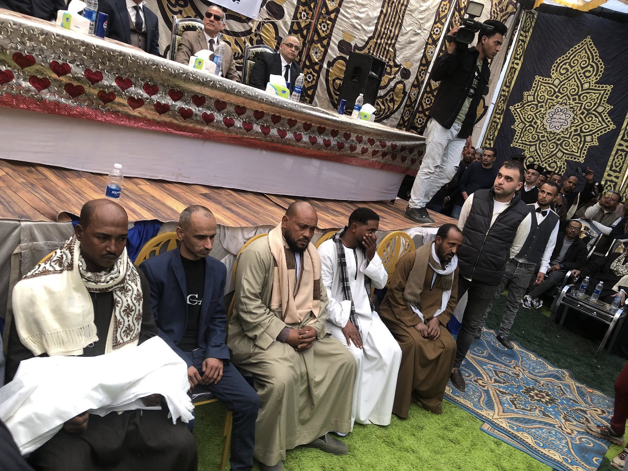 لحظات تقديم الكفن وإنهاء نزاع بين عائلتي آل العزب وآل الحسانى