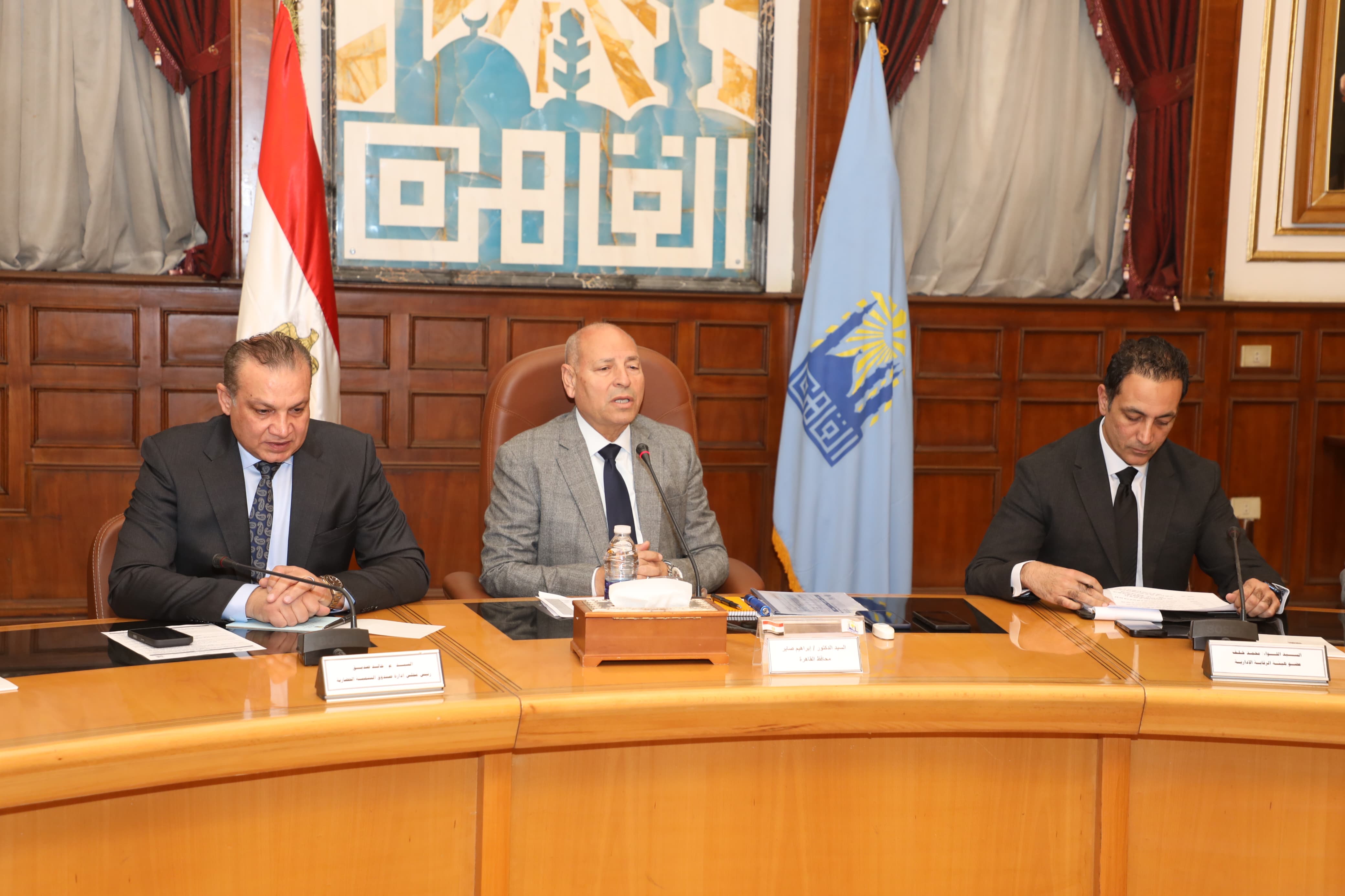 محافظ القاهرة خلال الاجتماع