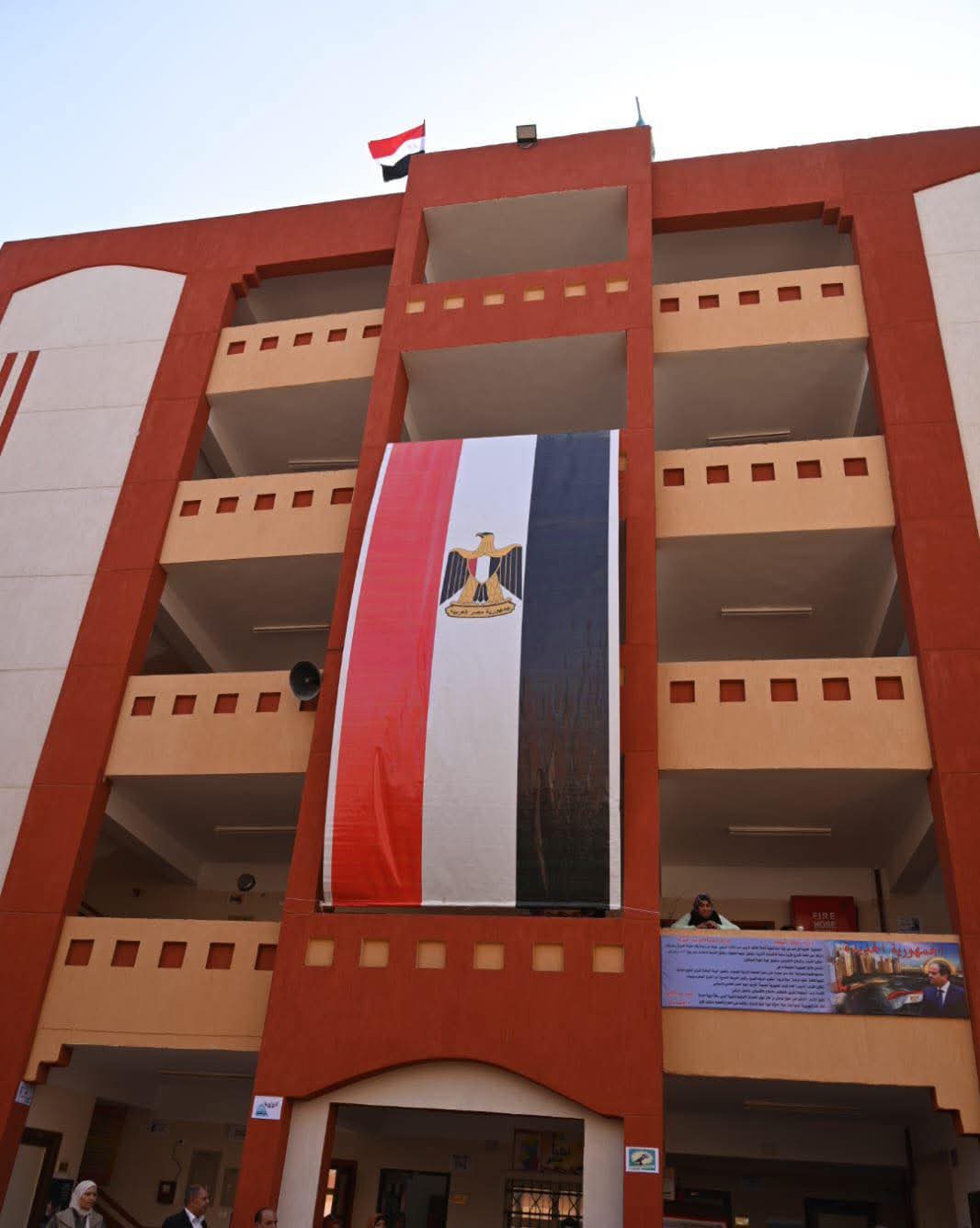 المدرسة من الخارج