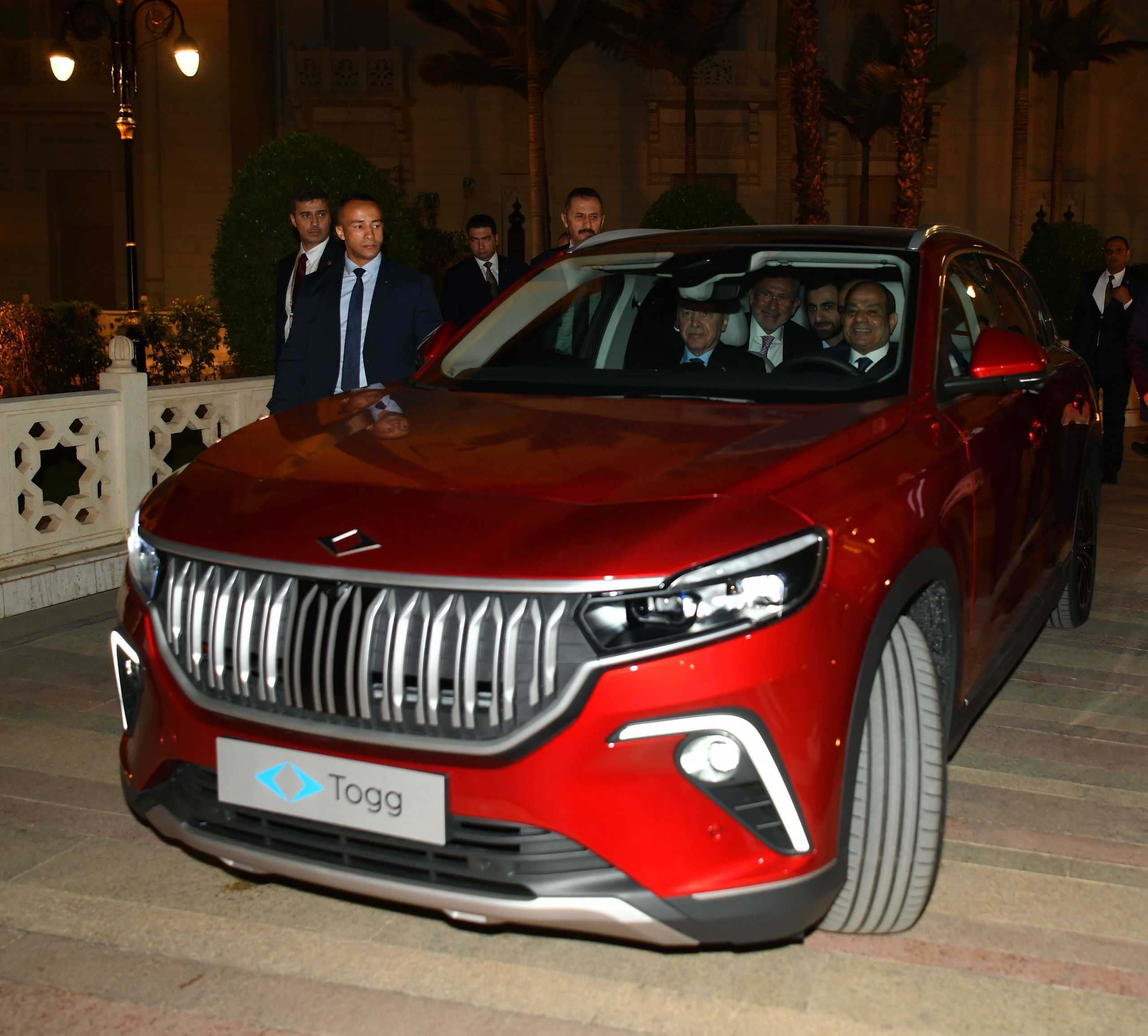 أردوغان يهدى السيسى سيارة كهربائية (3)