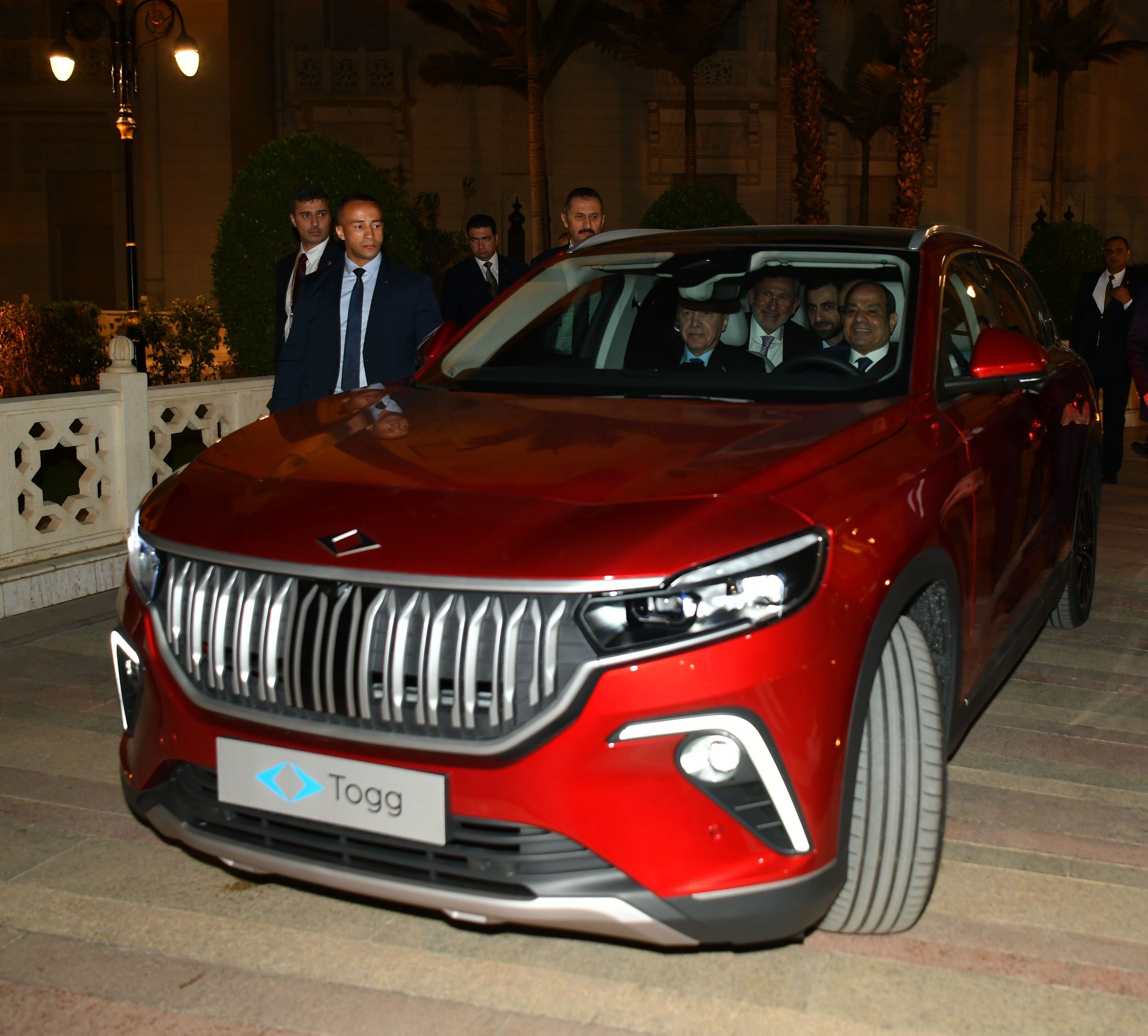 أردوغان يهدى السيسى سيارة كهربائية (3)