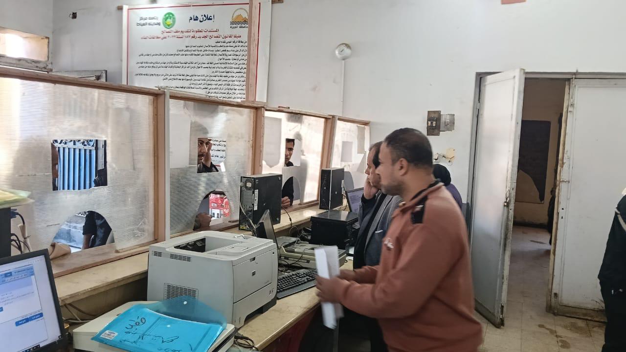 رئيس مدينة العياط يتابع انتظام العمل بالمركز التكنولوجي (1)