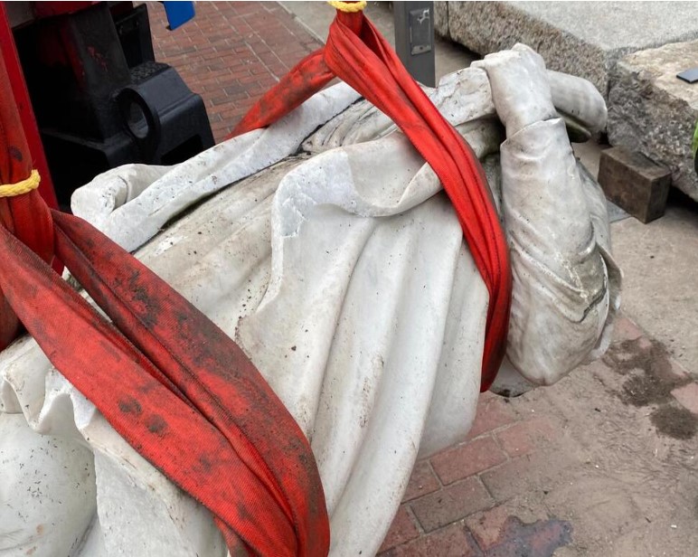 التمثال المحطم