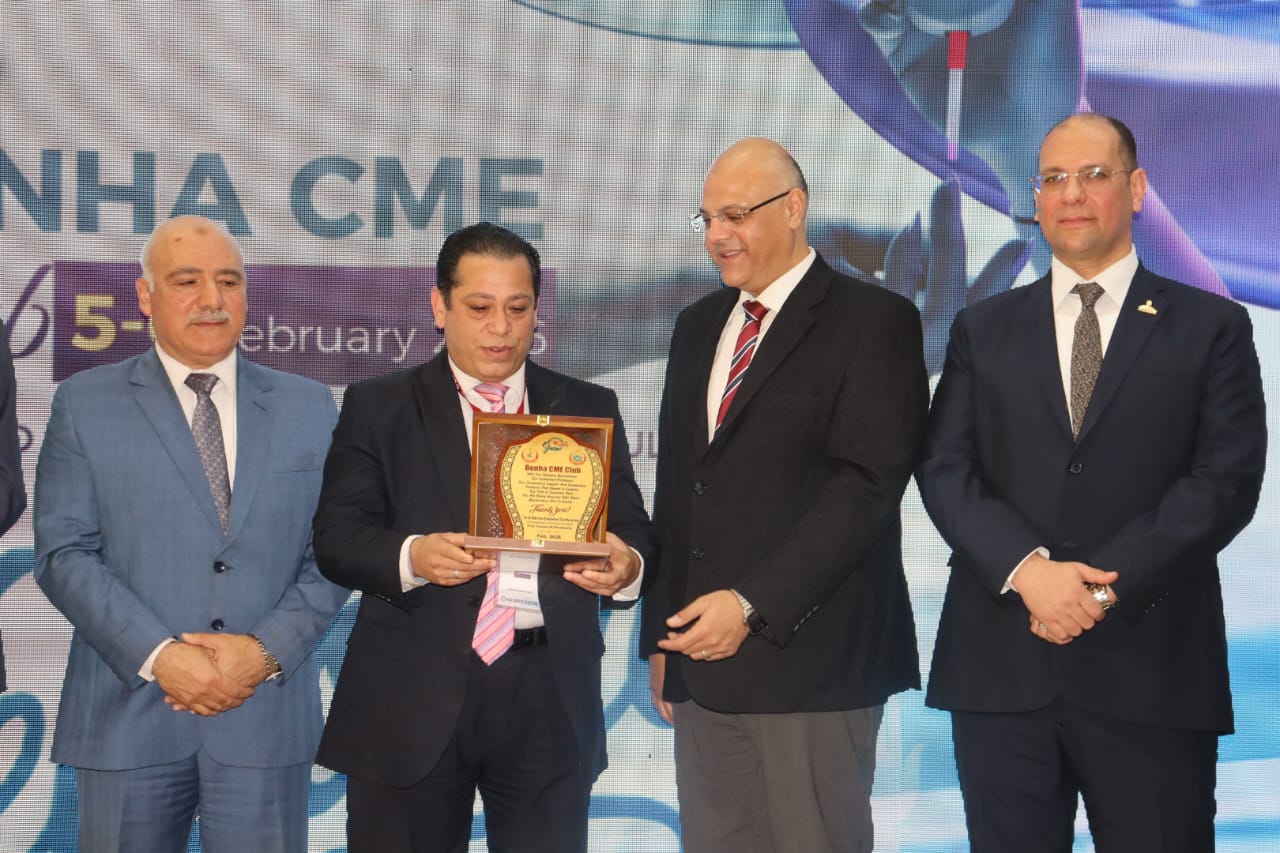 تكريم الدكتور محمد عجلان نائب مدير مستشفى بنها التعليمي