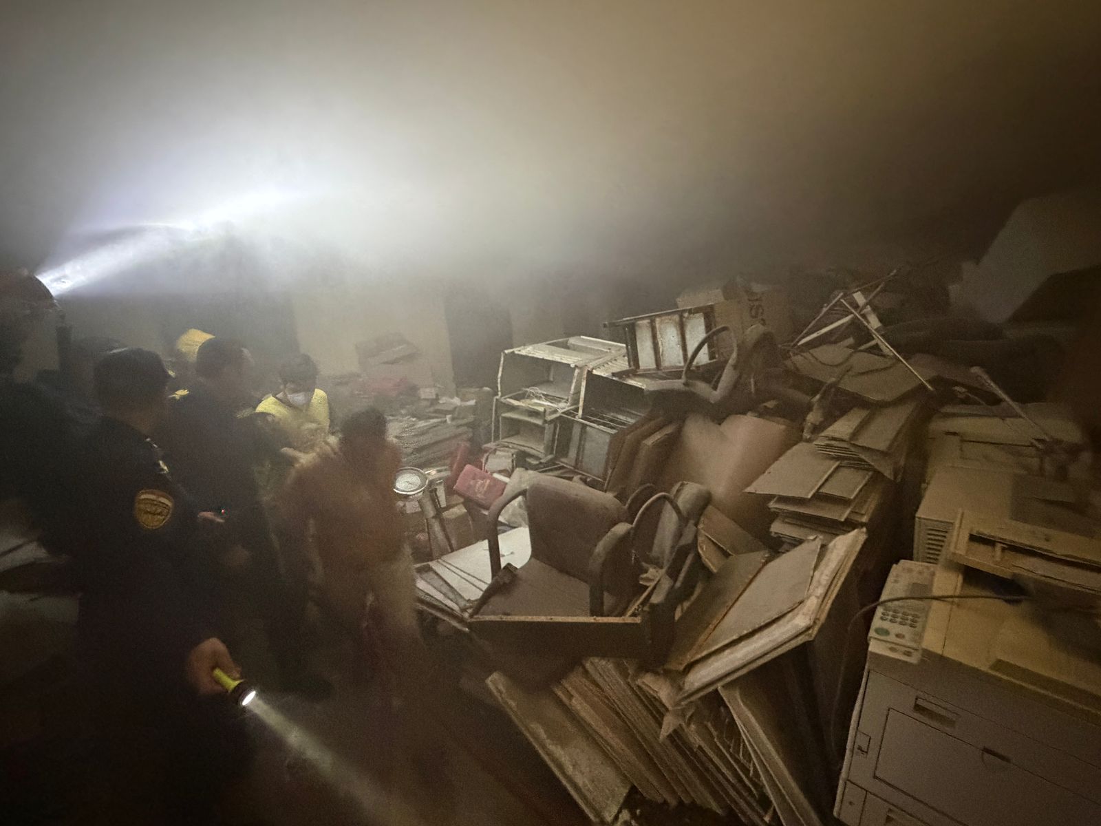 اخماد النيران بالمكان