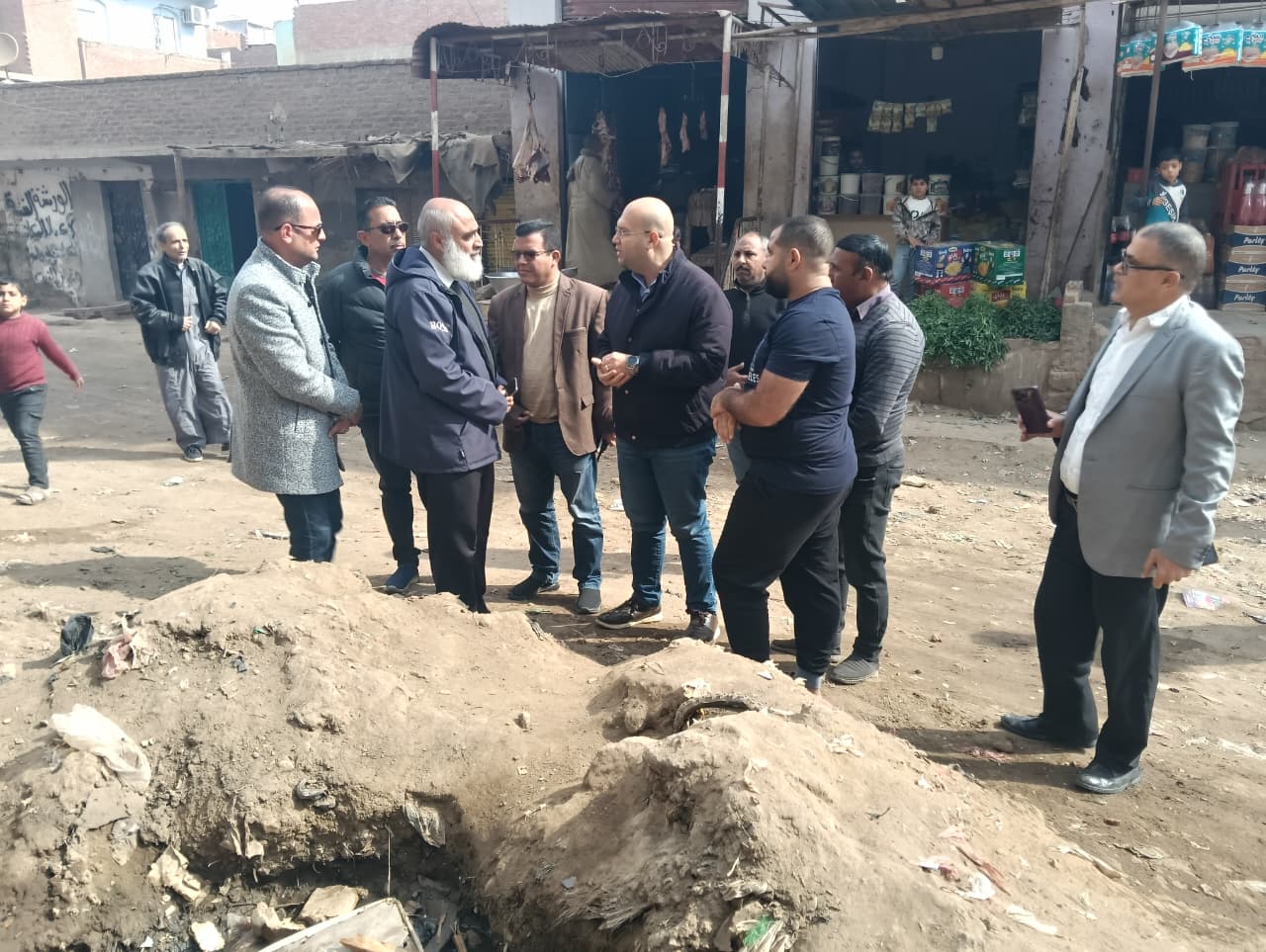 نائب محافظ الجيزة يتفقد منطقة المستودع بقرية الطرفاية لحل مشكلة تسرب المياه (3)