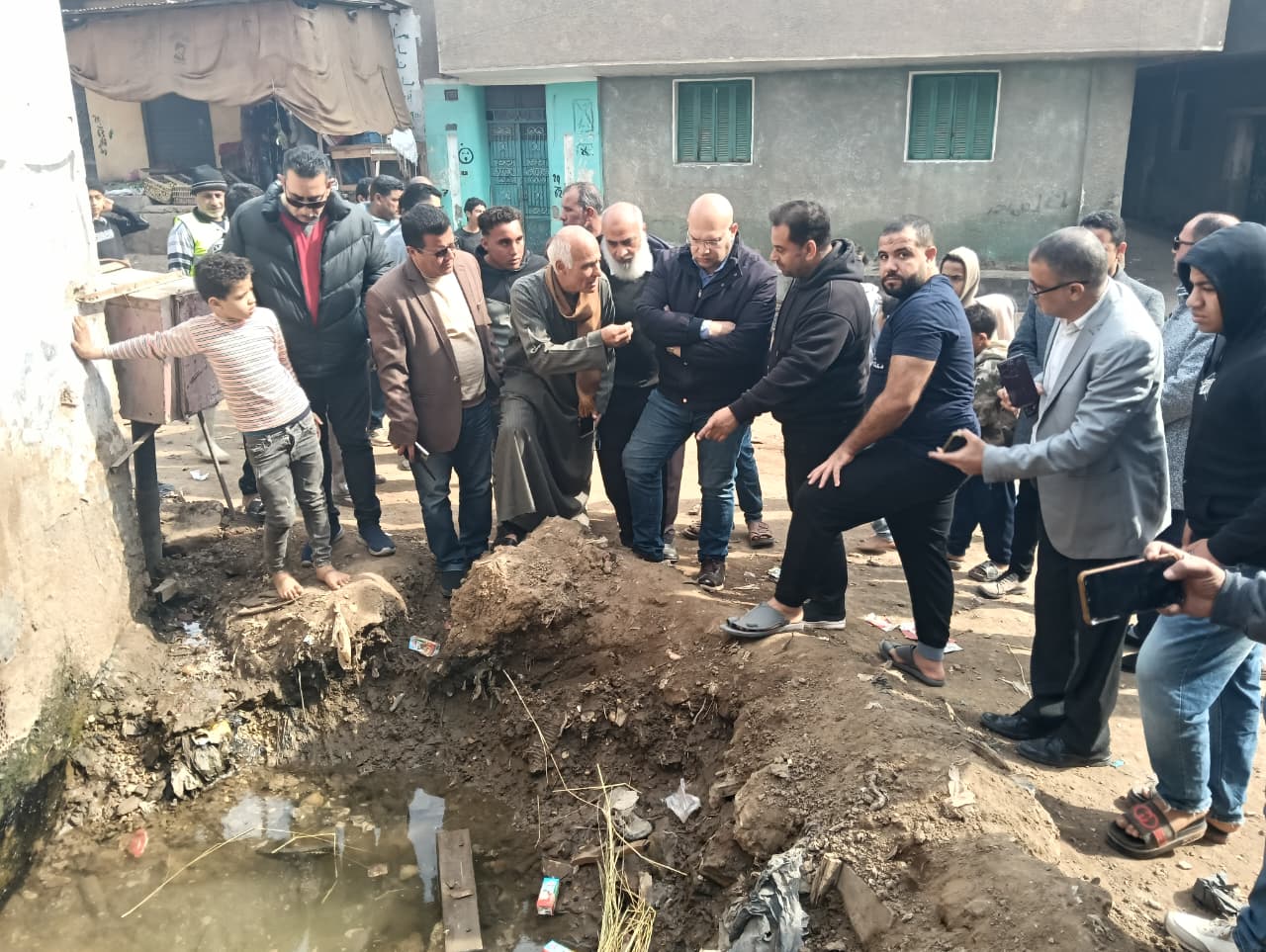 نائب محافظ الجيزة يتفقد منطقة المستودع بقرية الطرفاية لحل مشكلة تسرب المياه (1)