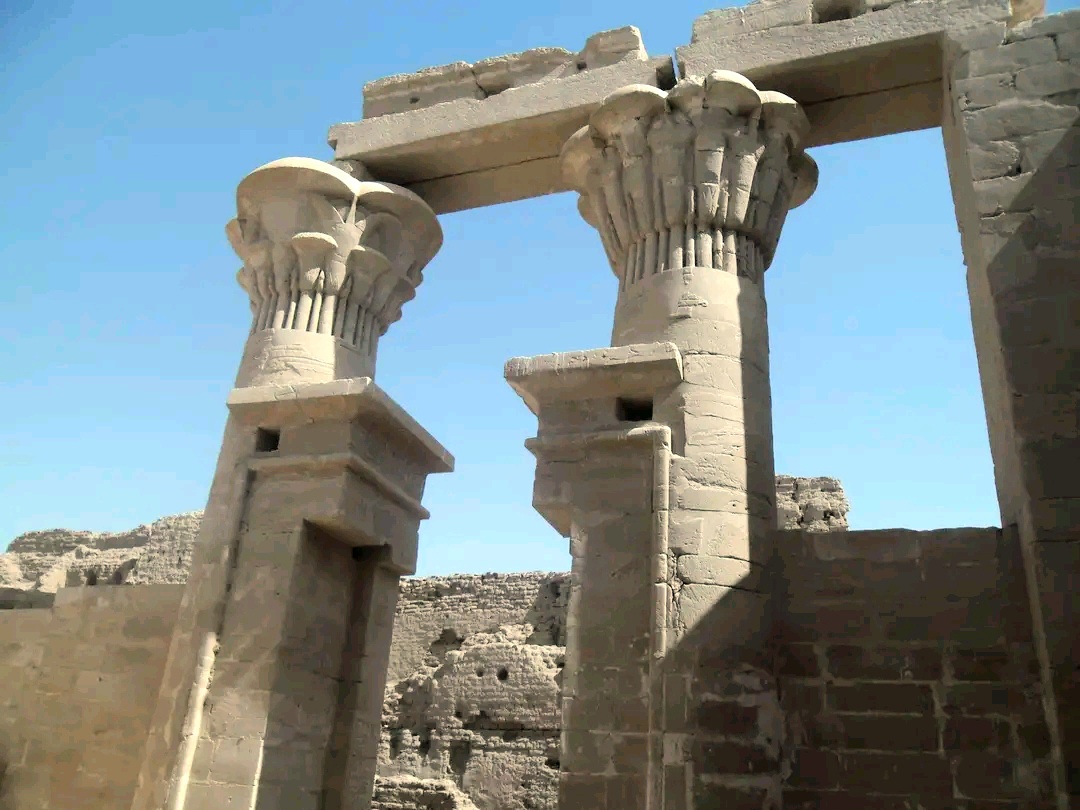  قلعة جبل الغويطة والمعبد الحصين بالوادى الجديد (15)