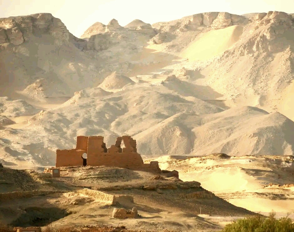  قلعة جبل الغويطة والمعبد الحصين بالوادى الجديد (11)