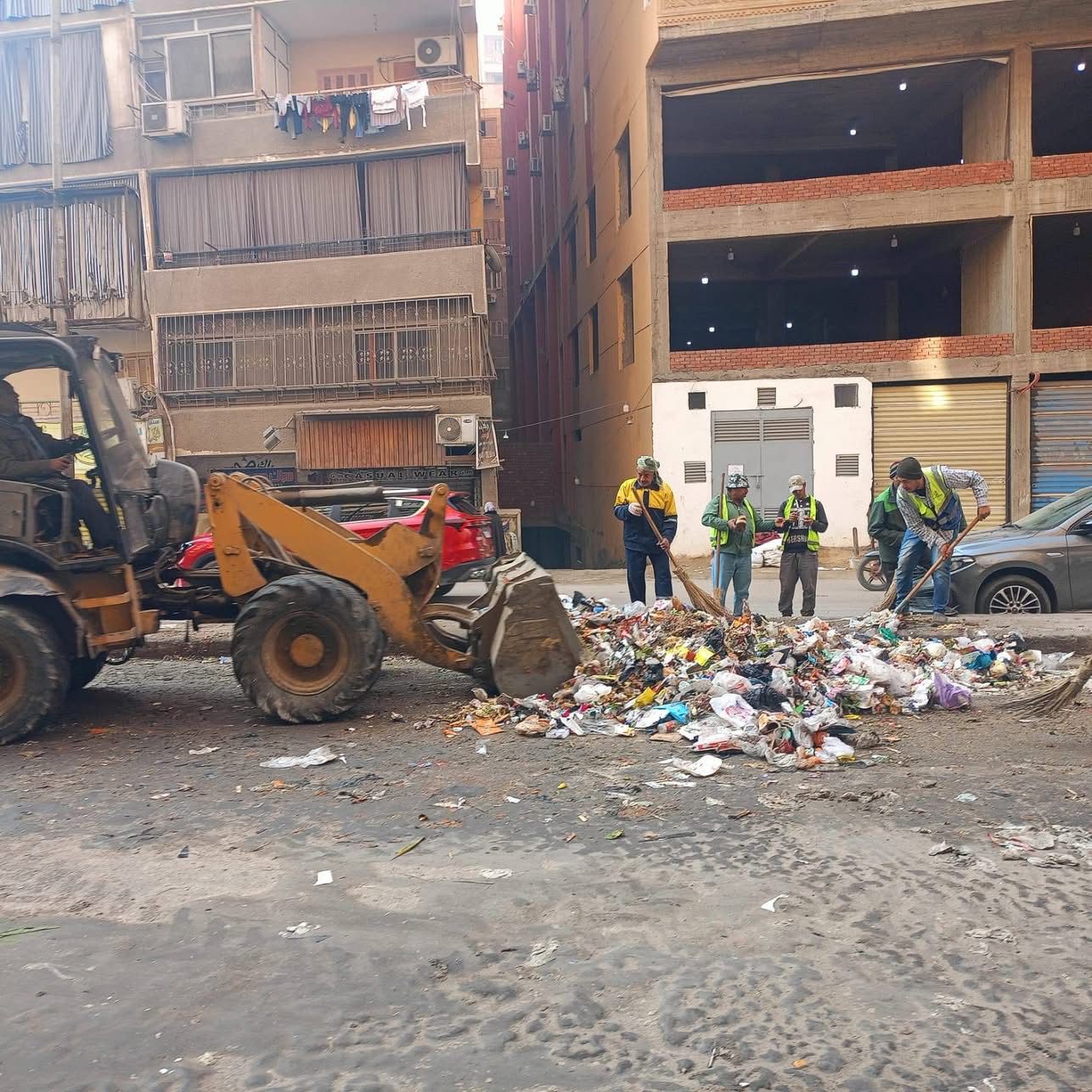 محافظة الجيزة تزيل أكبر بؤرة «فريزة» بشارع عمرو بن العاص في فيصل (1)