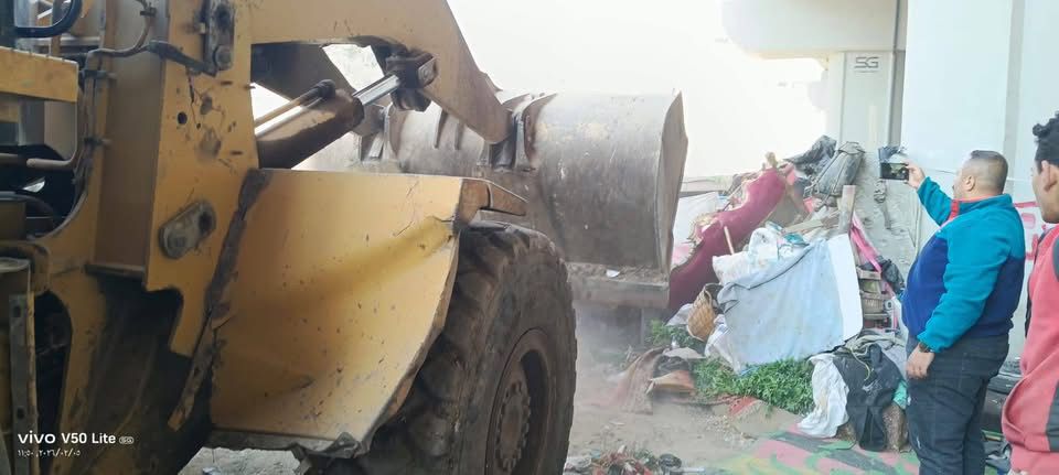 محافظة الجيزة تزيل أكبر بؤرة «فريزة» بشارع عمرو بن العاص في فيصل (1)