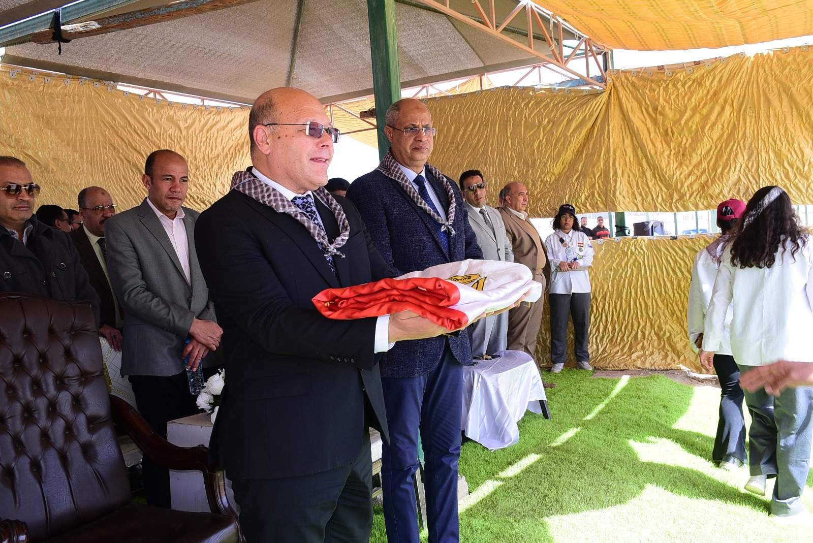 تسليم وتسلم العلم 