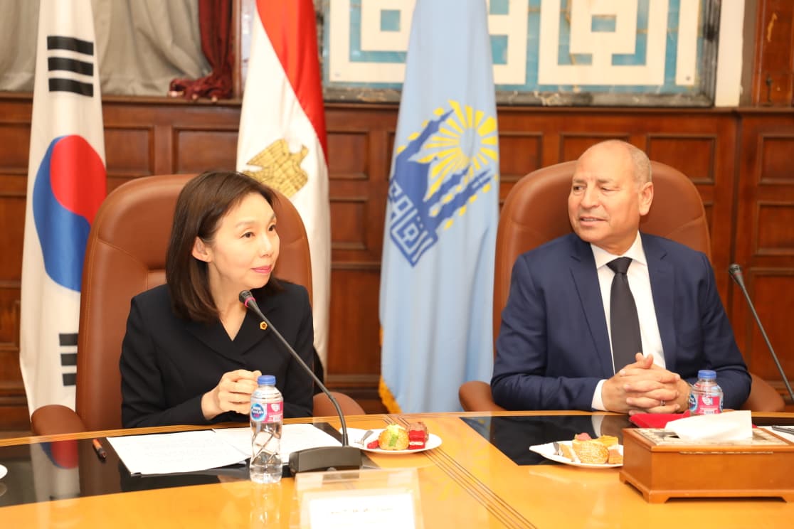 محافظ القاهرة مع وفد سول الكورية