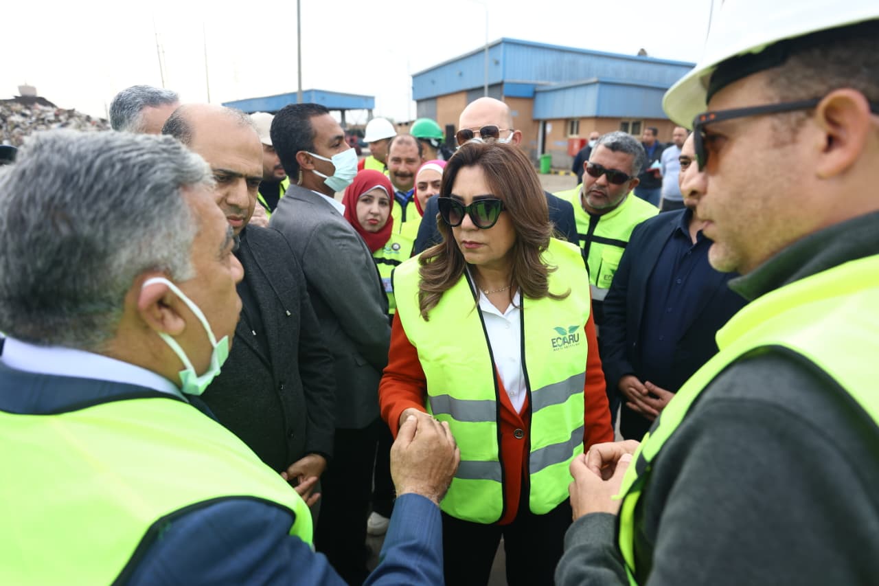 منال عوض ومحافظ الدقهلية يتفقدون مصنع معالجة وتدوير المخلفات بسندوب