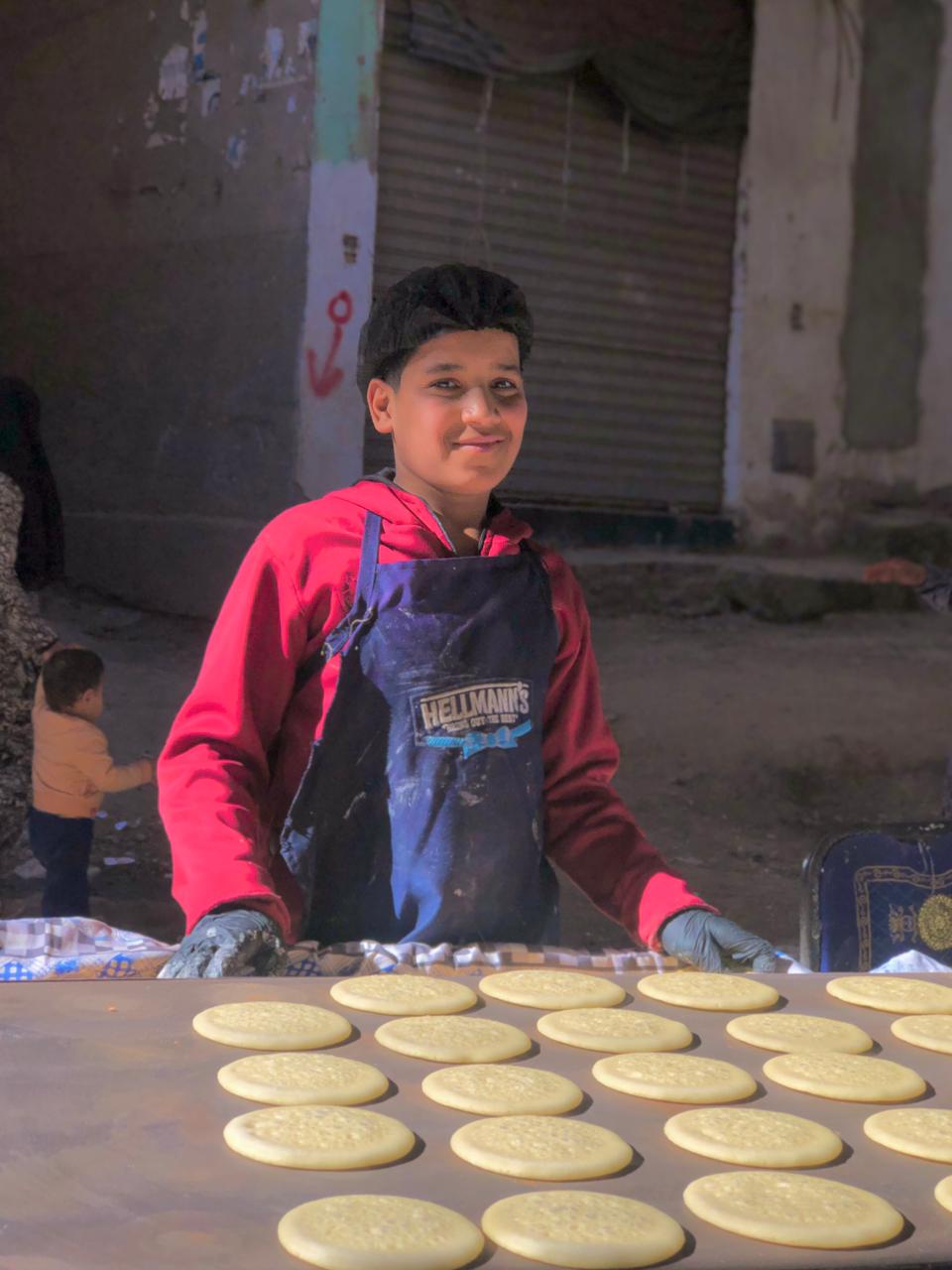 عبد الرحمن أثناء تصنيع القطايف