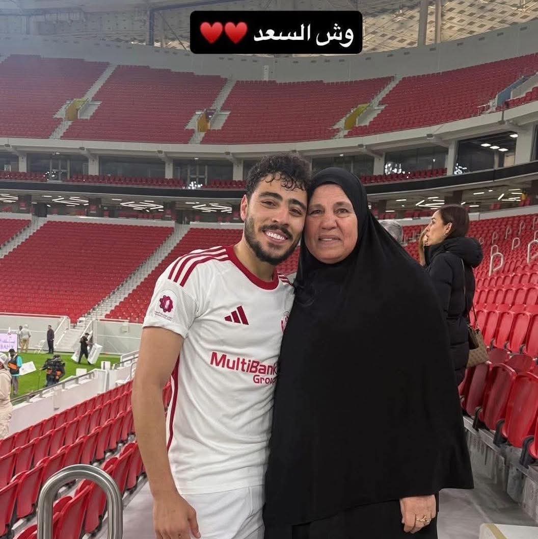 أكرم توفيق مع والدته في مباراة الشمال والعربي