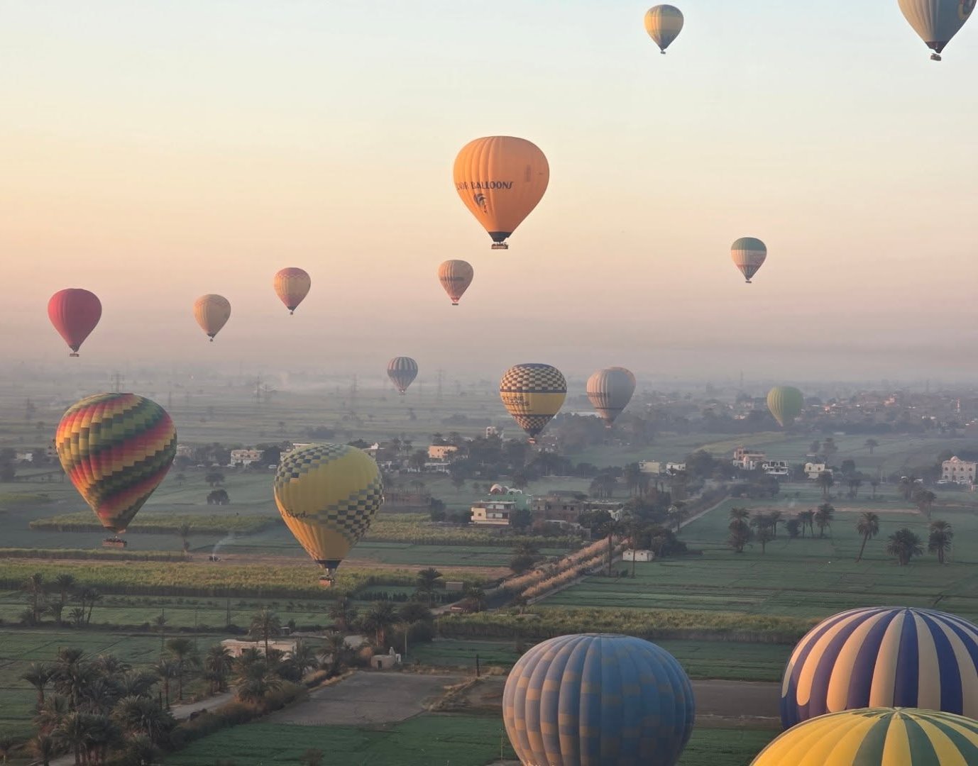 تحليق 68 رحلة بالون طائر تقل 1900 سائح من حول العالم