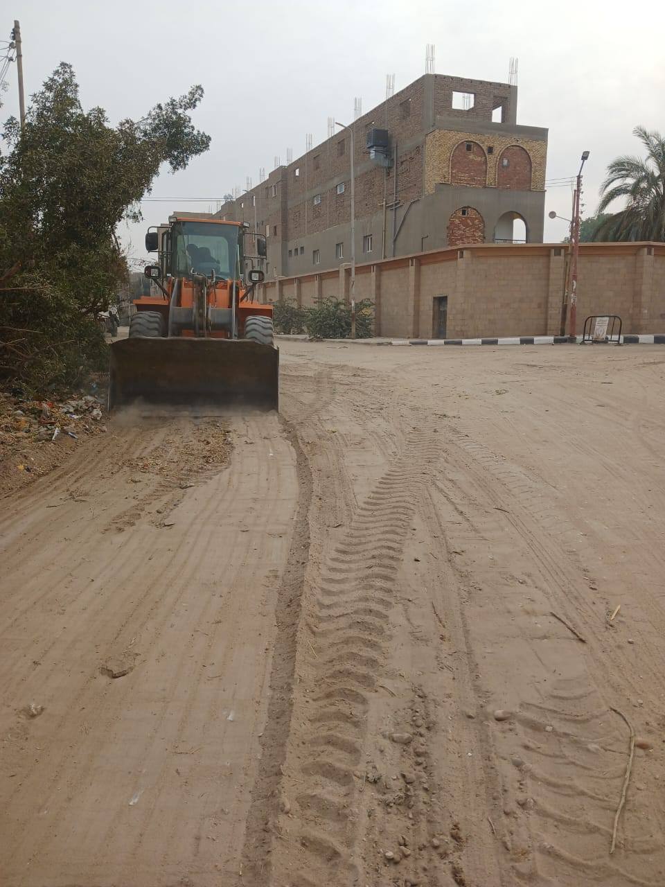 نظافة الميادين ورفع المخلفات بقرية العديسات بحرى