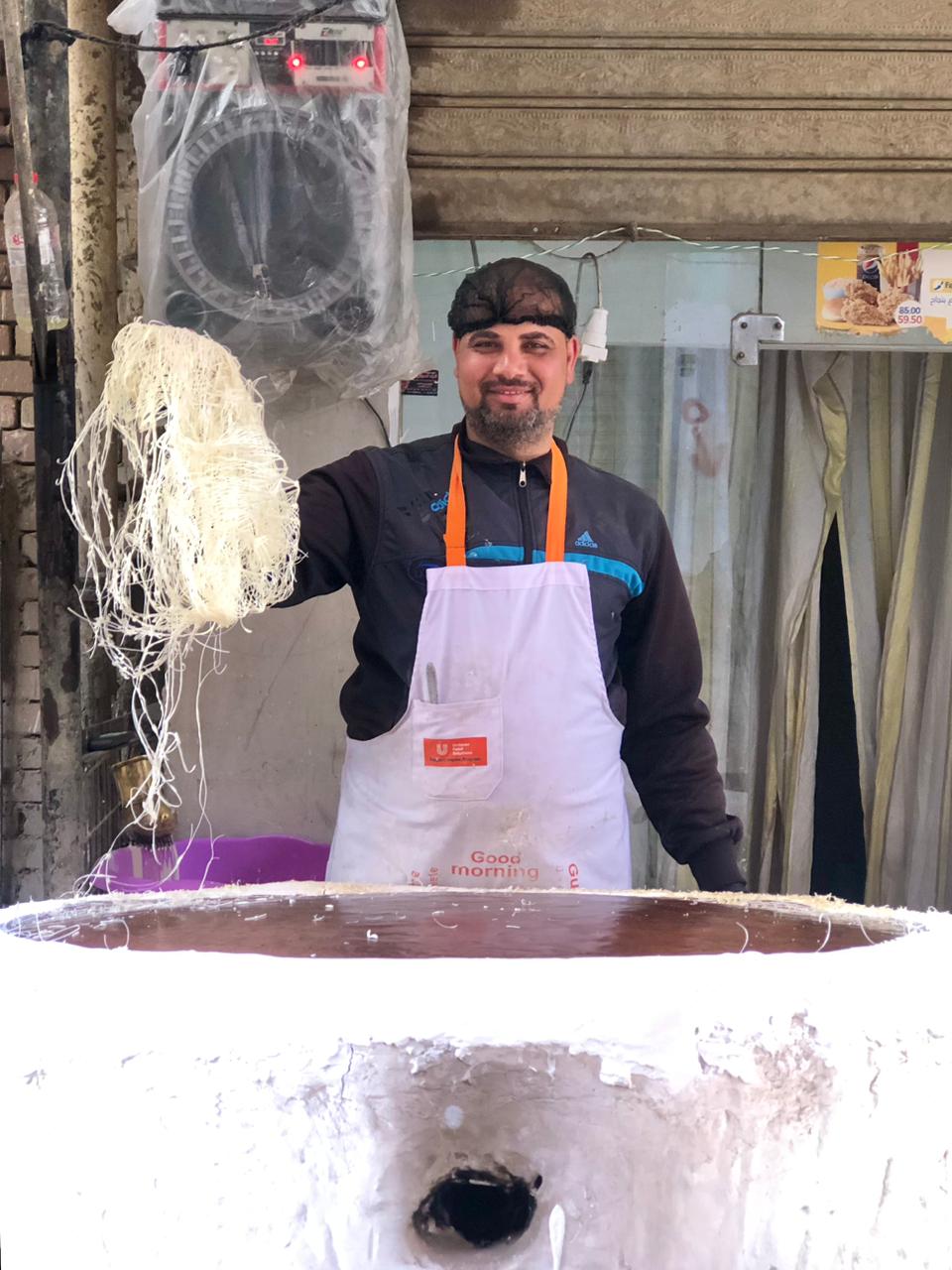 هاني محمد صانع كنافة في قرية أم خنان