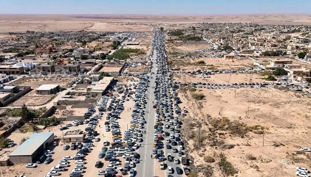 توافد الليبيين لتشيع جثمان سيف الاسلام القذافي