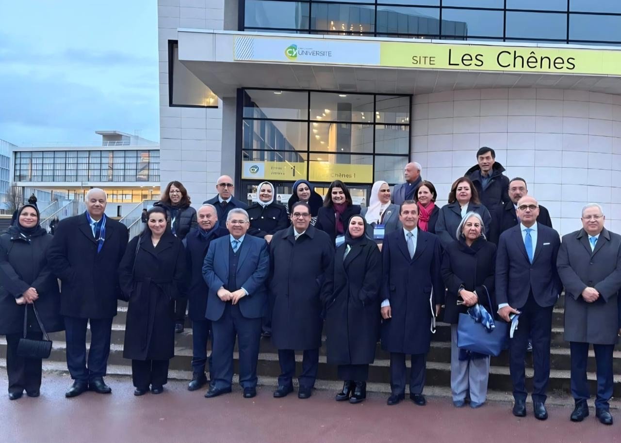 رئيس جامعة القاهرة فى باريس