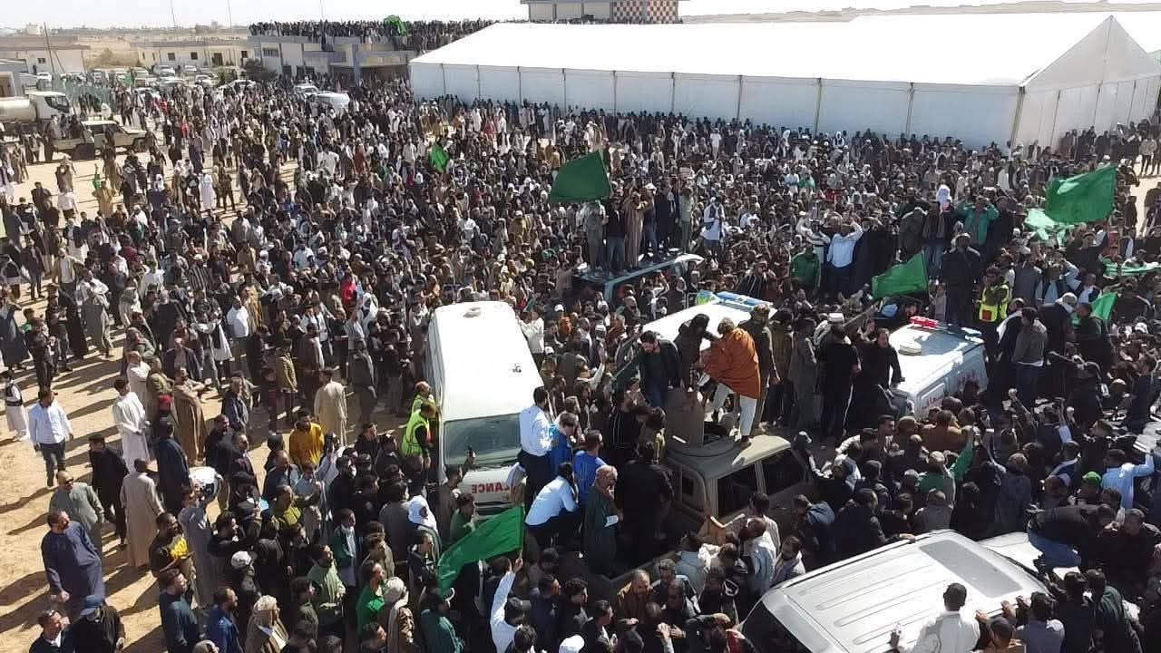 الحشود فى بني وليد لحظة وصول جثمان سيف الاسلام القذافي