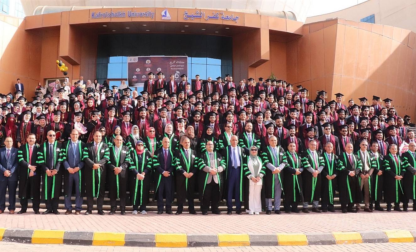 خريجو الدفعة السادسة بكلية الطب بجامعة كفر الشيخ