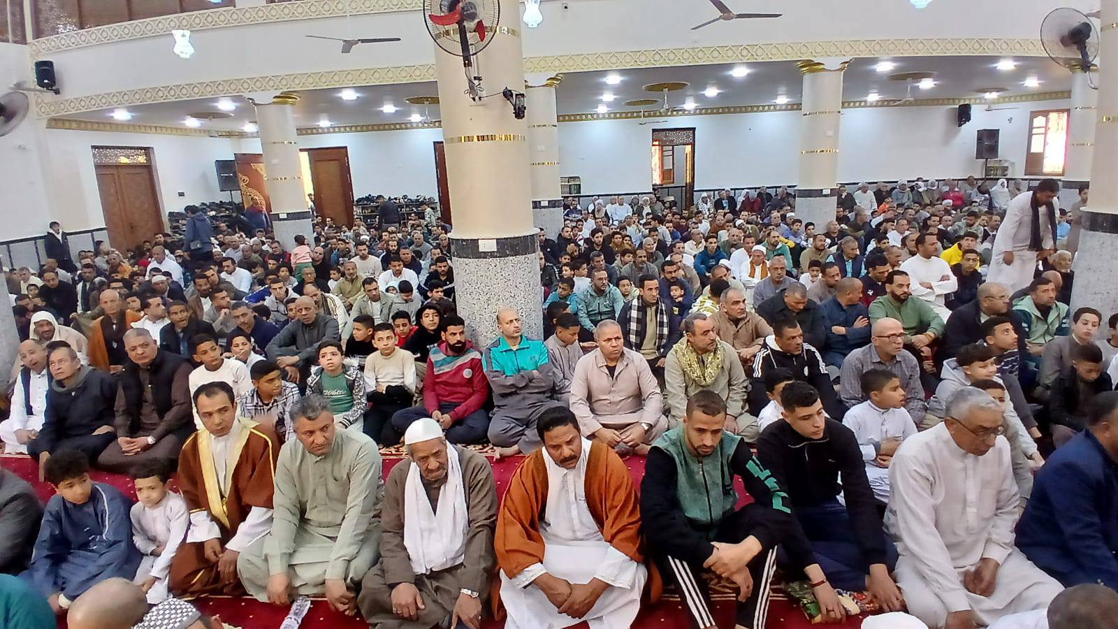 الألاف بالمساجد الجديدة