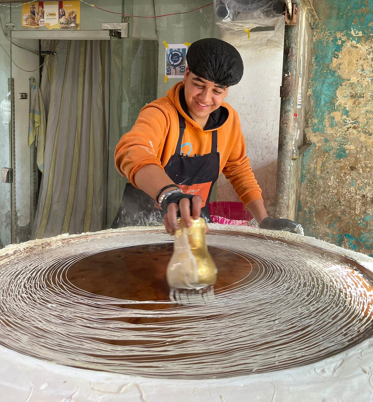 صناعة الكنافة على الفرن البلدي