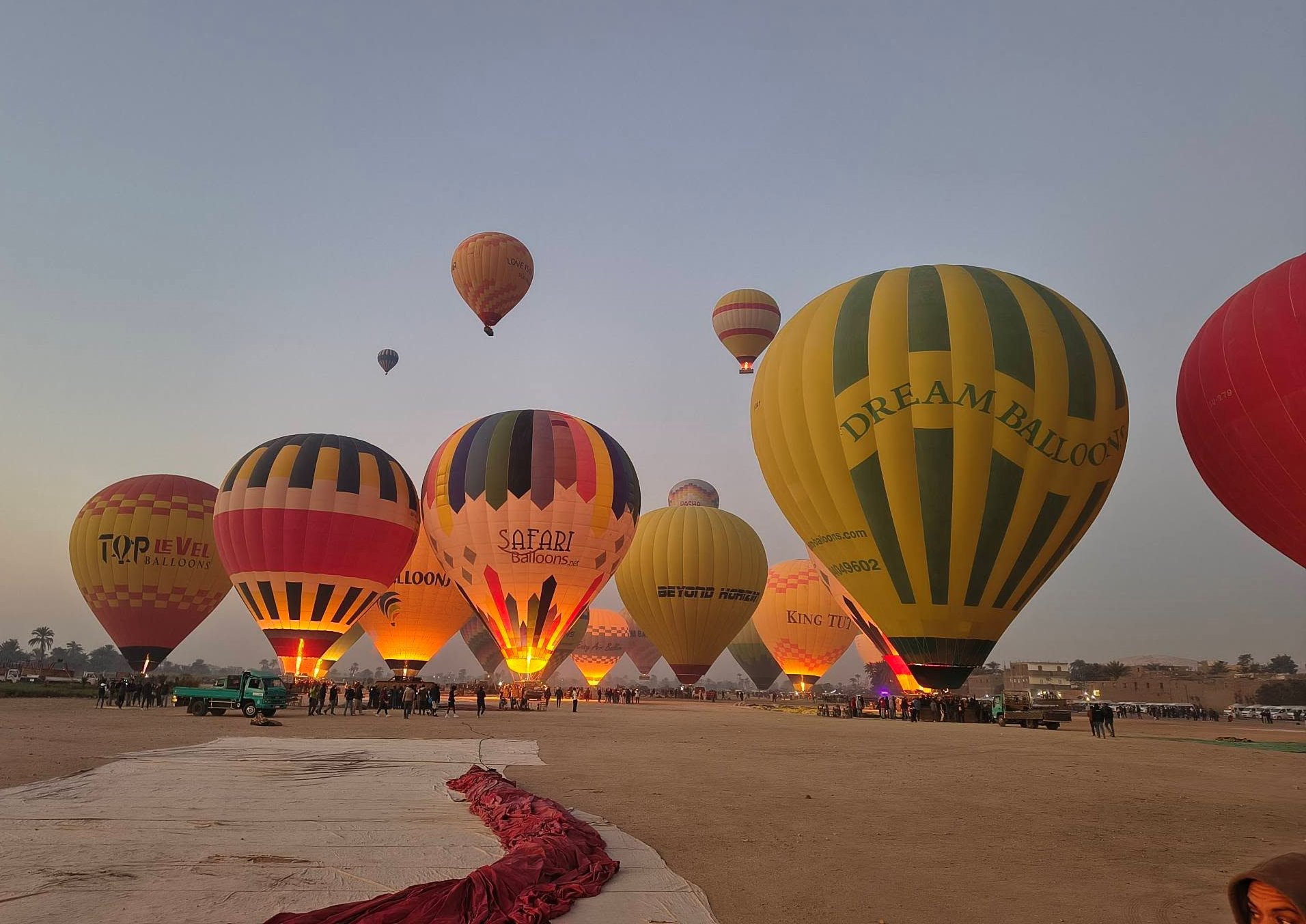 سماء الأقصر تشهد تحليق 68 رحلة بالون طائر تقل 1900 سائح