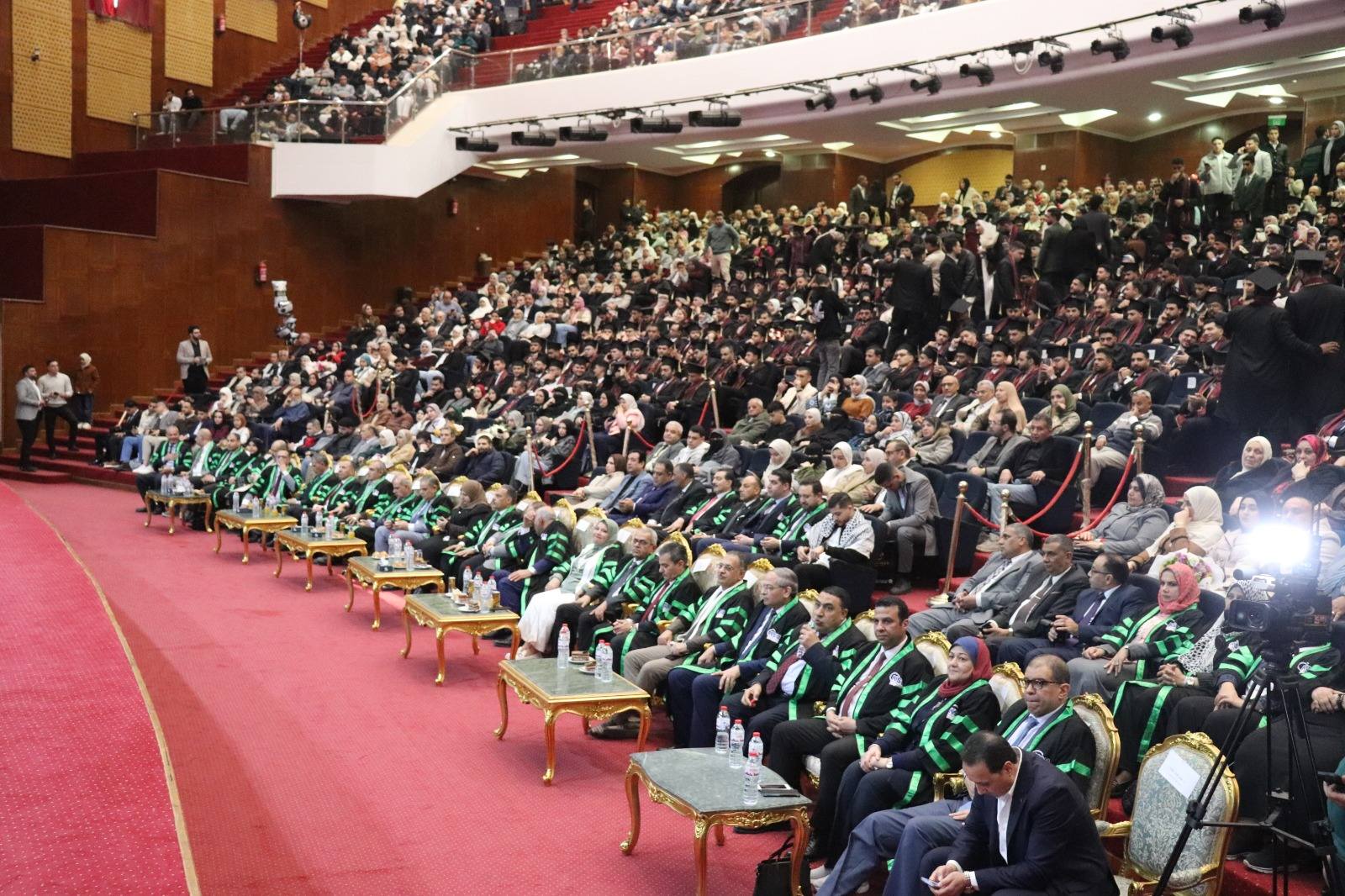 رئيس جامعة كفر الشيخ يشهد حفل تخريج طلاب كلية الطب البشري الدفعة السادسة