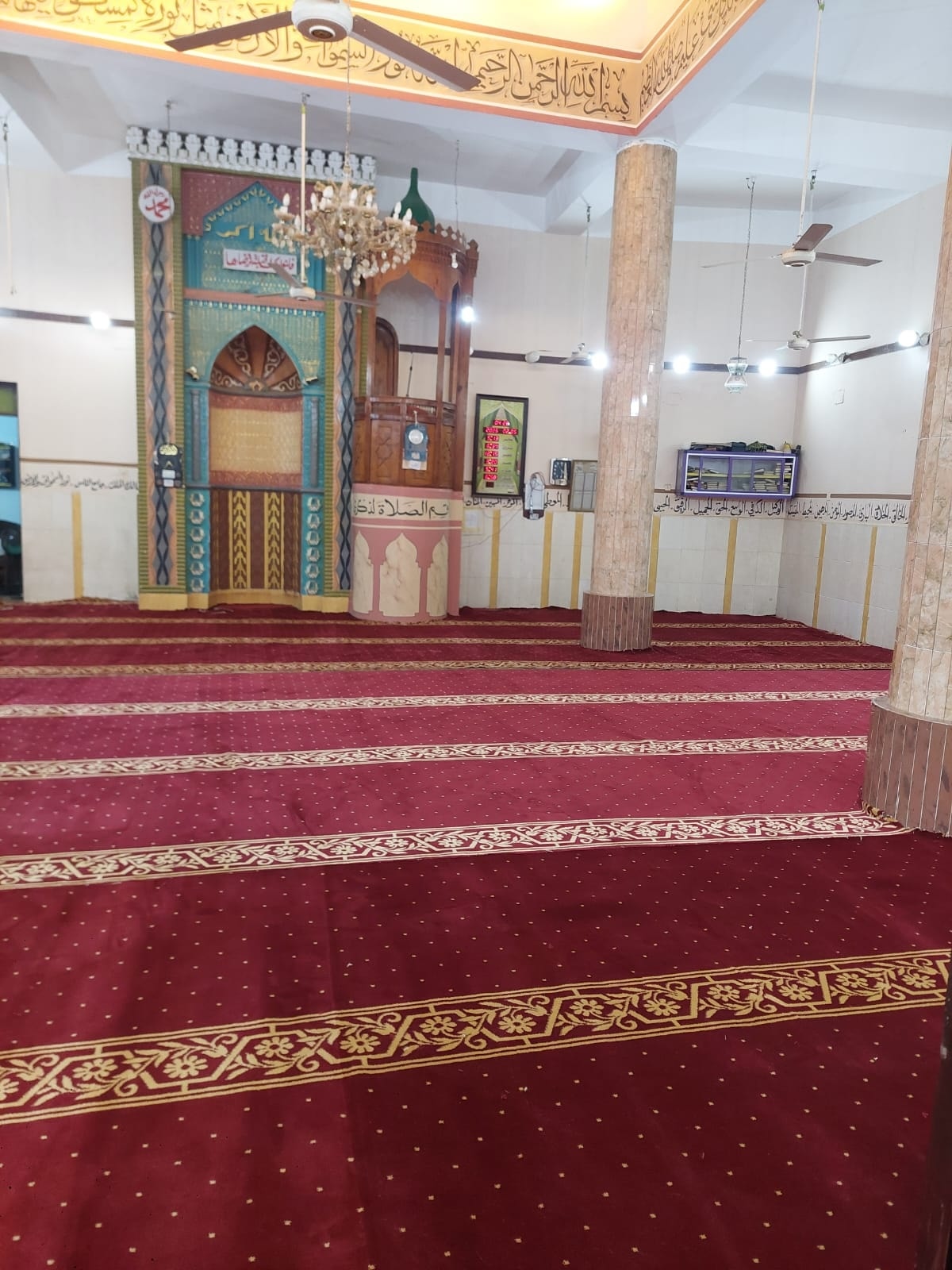 أعمال فرش مسجد الرحمن بالرياينة في قامولا بمدينة القرنة