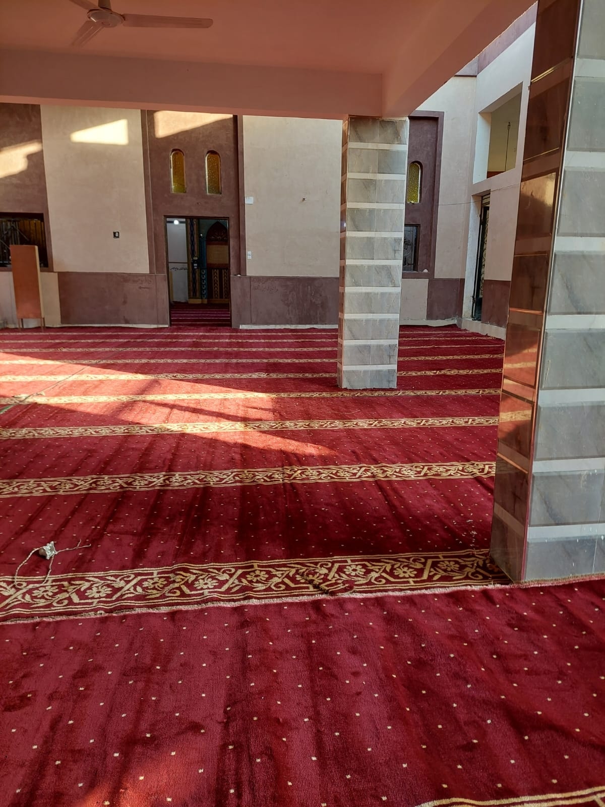 فرش مسجد الرحمن بالرياينة في قامولا بمدينة القرنة