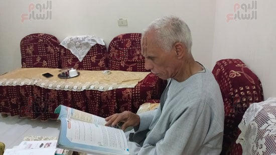 عم-عطية.-يذاكر-داخل-المنزل