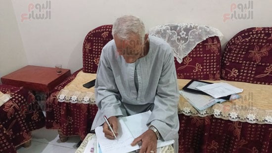 عم-عطية-يكتب-بعض-الكلمات