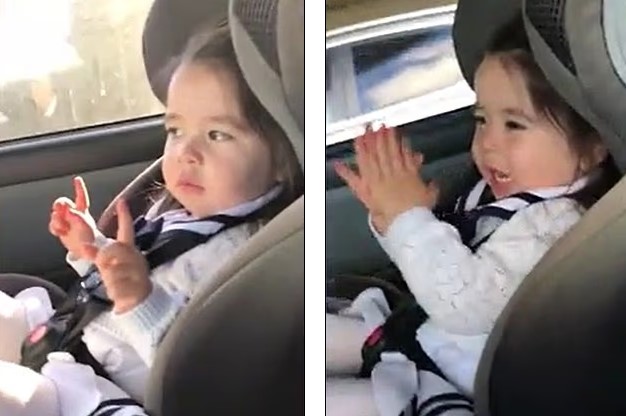 طفلة تتفاعل مع الموسيقى