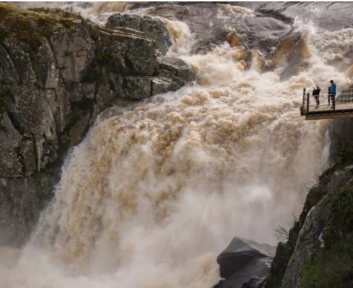 عاصفة ليوناردو تضرب البرتغال 