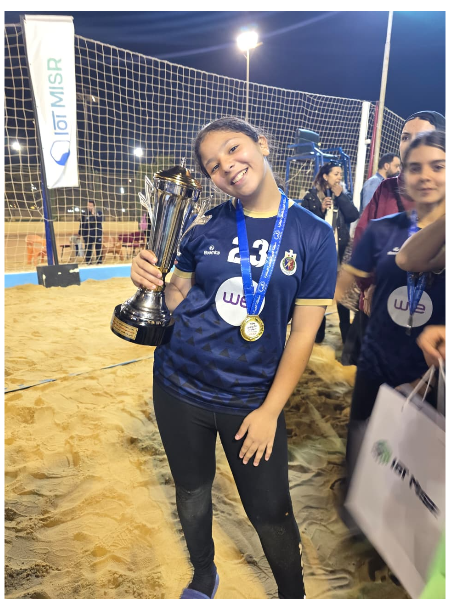 ليلي عاشور لاعبة الصيد للكرة الشاطئية