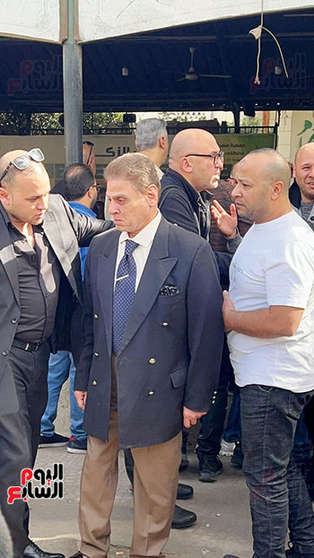 المستشار محمد شيرين فهمى ينهار فى البكاء فى جنازة محمد ناجي شحاته