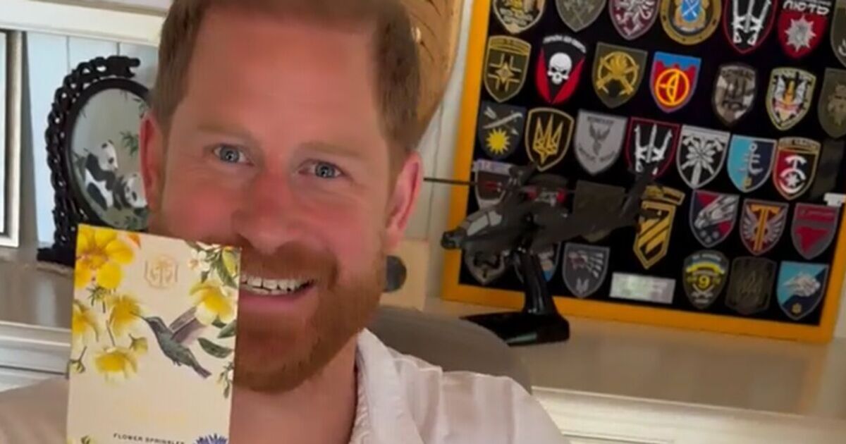 هاري بعد اقتنائه ألواح الشوكولاتة