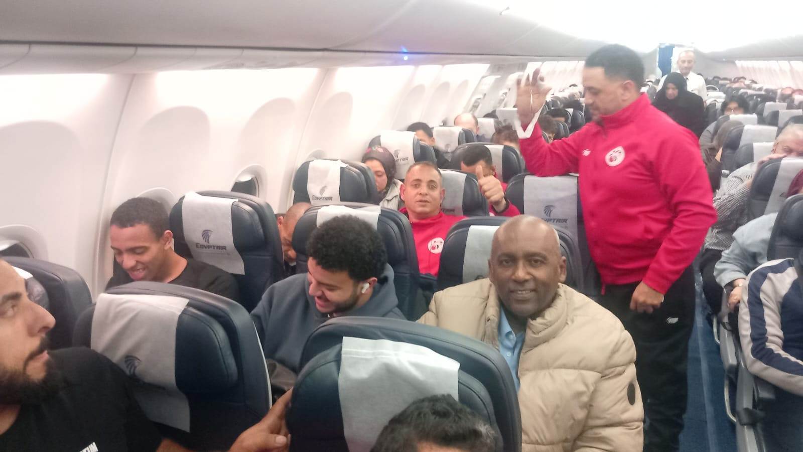 ركاب الطائرة القادمة من الكويت يحتفلون بمنتخب السلة على الكراسي المتحركة (4)
