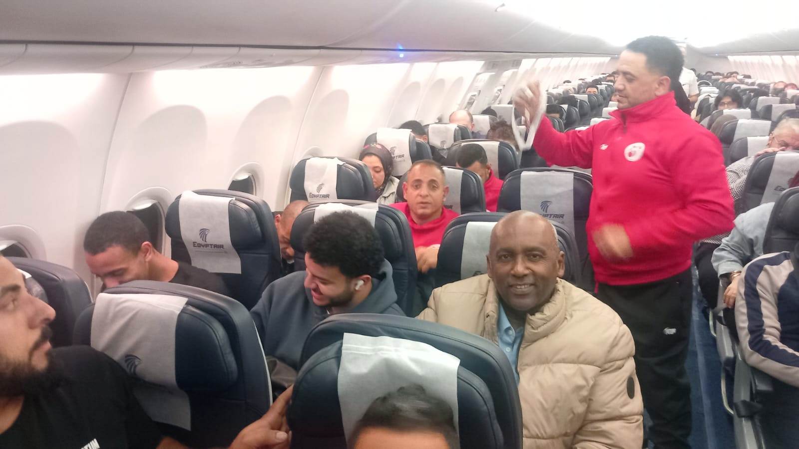 ركاب الطائرة القادمة من الكويت يحتفلون بمنتخب السلة على الكراسي المتحركة (6)