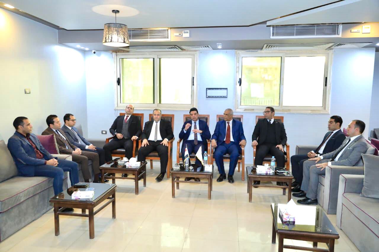 نائب محافظ سوهاج يهنئ مجلس ادراة نادى مستشارى النيابة الادراية الجديد بسوهاج (5)