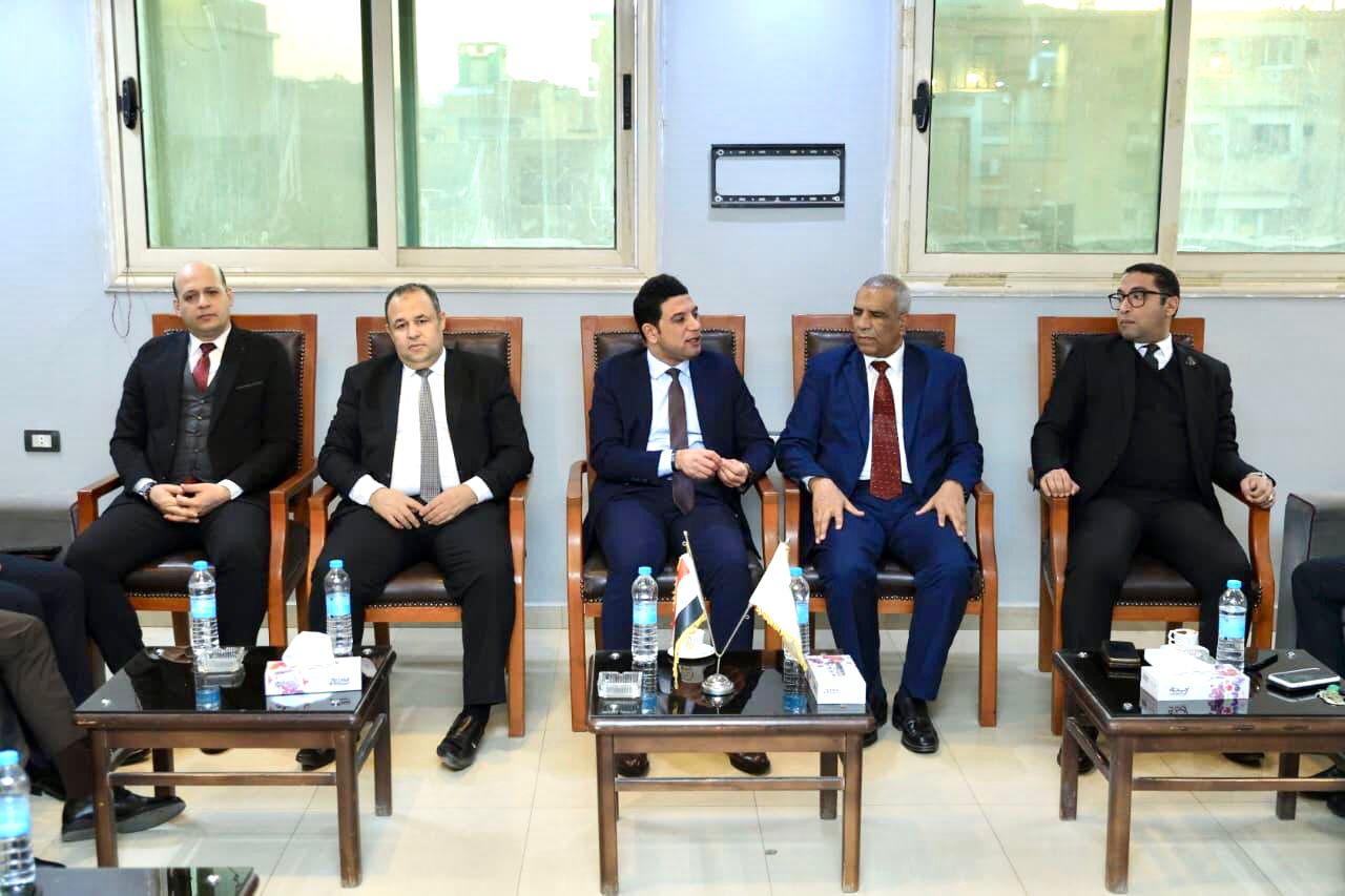 نائب محافظ سوهاج يهنئ مجلس ادراة نادى مستشارى النيابة الادراية الجديد بسوهاج (3)